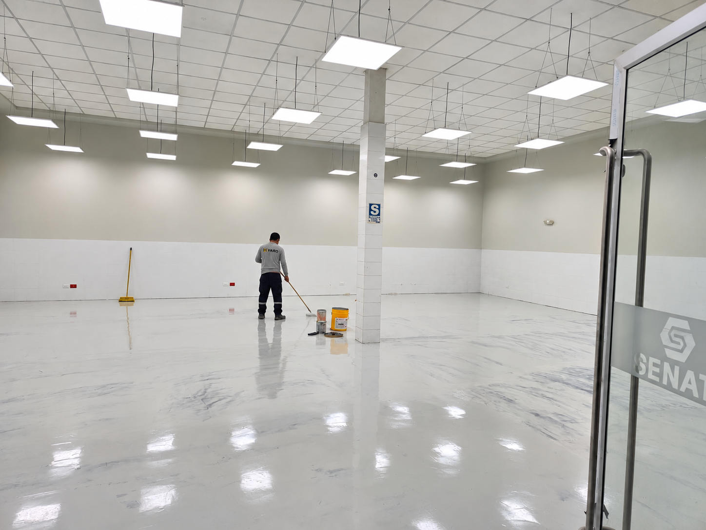 Espacio industrial en renovación con trabajador