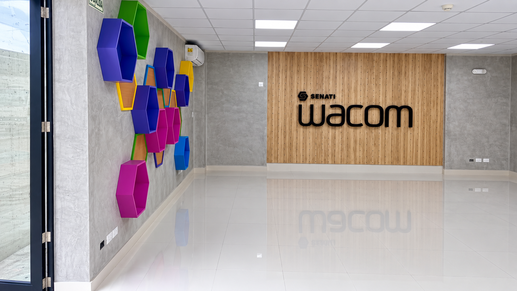 Recepción moderna con arte hexagonal y letrero corporativo